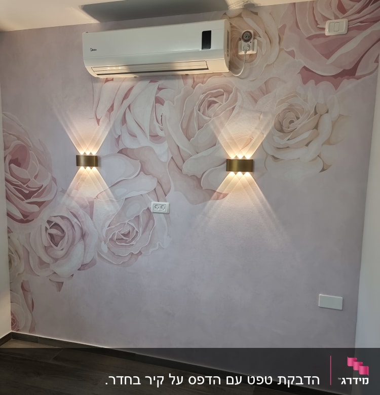 טפט ורדים ורוד עם תאורה על הקיר